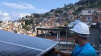 Comunidade do Vidigal recebe uma instalação de energia solar e inicia capacitação