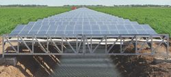 Geração de energia solar em cima de um canal de água