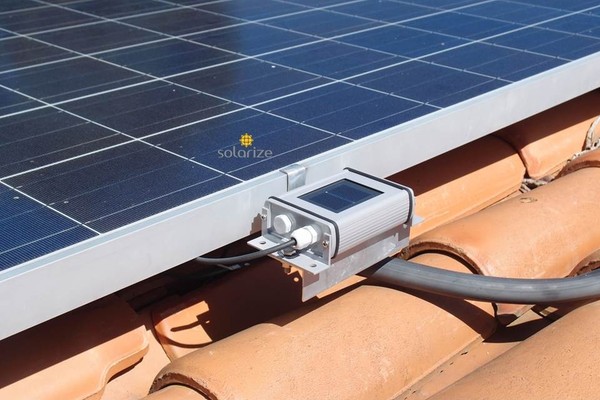 Do lado dos módulos instalamos um sensor de irradiação. Ele fornece ao data logger os dados para averiguar o bom funcionamento do sistema solar. 