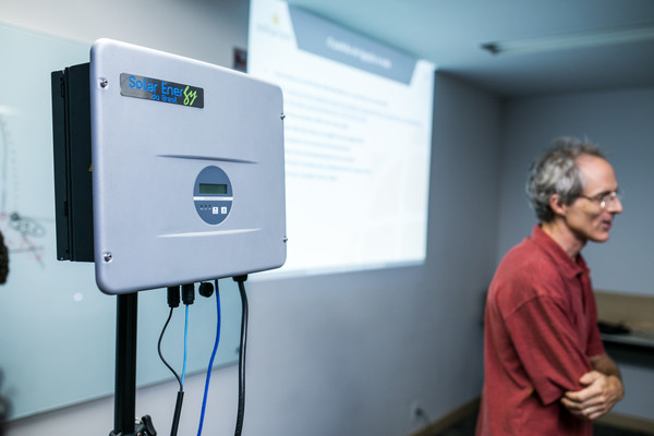 O parceiro Solar Energy leva um inversor para a sala de aula